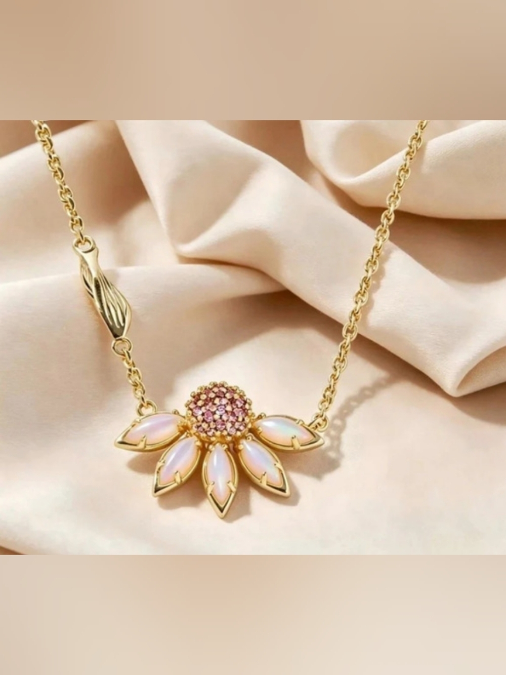 NWOT, Kendra Scott Anyal Flower Gold Short Pendant Necklace